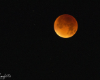 Natten till måndag den 28e september 2015 ska månen färgas röd. Det är ett fenomen som uppstår när jorden hamnar mellan månen och solen vilket leder till att jorden kastar en skugga på månen.
Men månen är inte bara "blodmåne" utan även fullmåne. Det kallas för "Supermåne"
